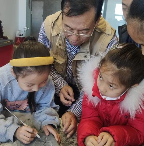 第五人格雕刻家和谁有关系_第五人格雕刻家的CP猜想，那些可能与她产生羁绊的角色