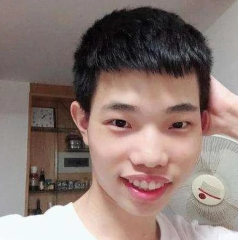 和平精英董系长女朋友八月_和平精英，董系长与难言对战背后的故事及董系长女友八月的那些事