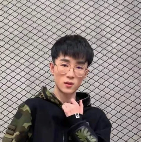 和平精英主播不求人视频_和平精英传奇，不求人直播中的热血与技巧大赏