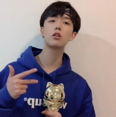 鲨鱼玩和平精英解说视频全集_鲨鱼和平精英超燃解说，带你领略吃鸡战场的热血与智慧