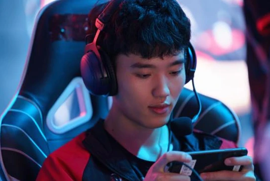 第五人格选手帅哥_探秘第五人格选手昊昊,帅哥背后的电竞传奇