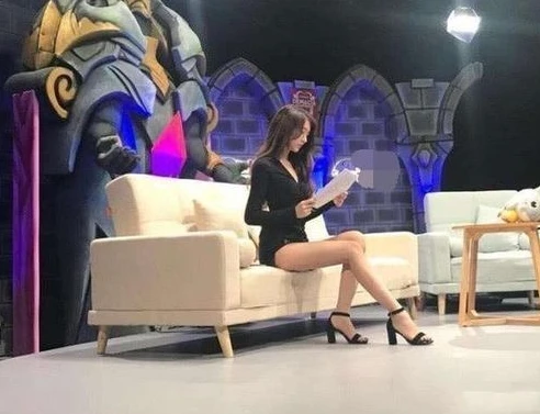 第五人格比赛女主持人_第五人格IVL赛场的魅力女主播，赛事主持的独特风采