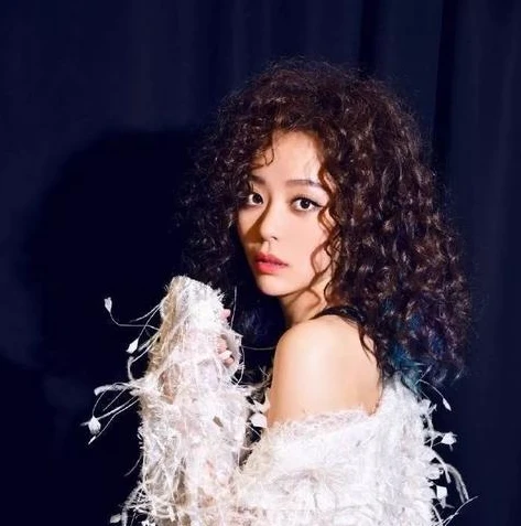 qq飞车霉霉的歌 是端游吗_QQ飞车中的霉霉歌曲，端游中的音乐盛宴