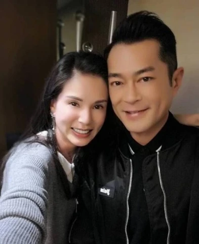 _岁月不败经典，李若彤古天乐合影背后的回忆与情怀